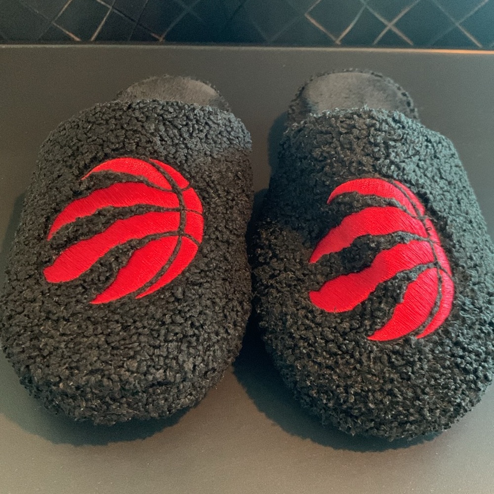 Men’s Raptors Slippers - Picture 2 of 12